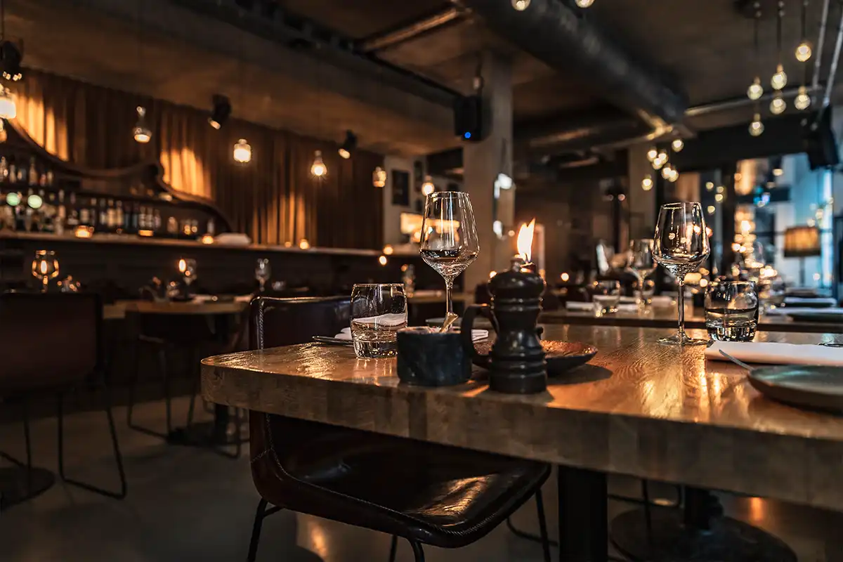 La sala dell'osteria apparecchiata